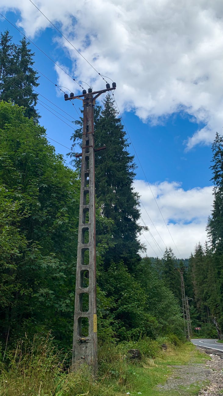 Tragedie pe un șantier din Gorj. Un muncitor a murit strivit de un stâlp de electricitate