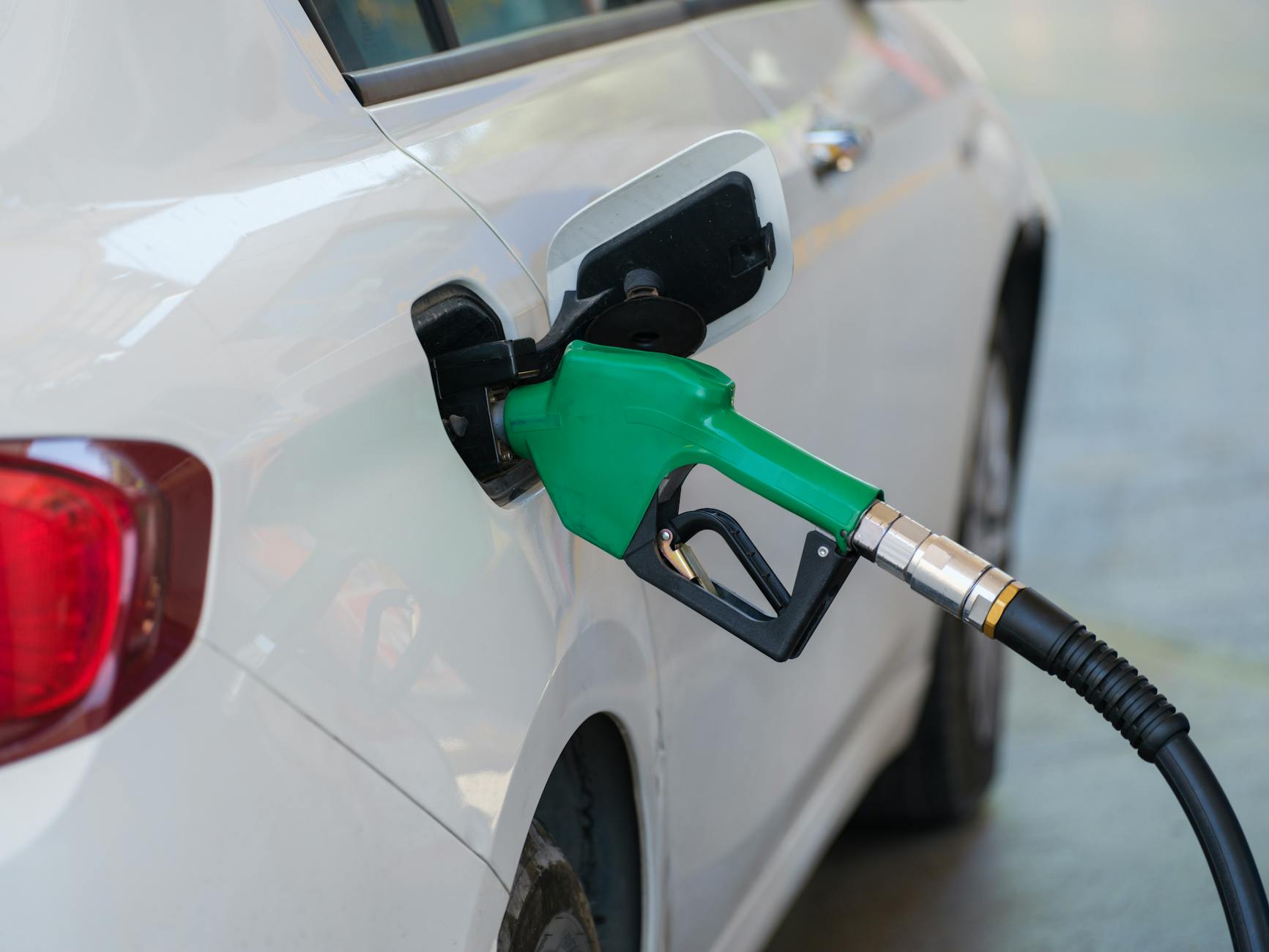 Guvernul caută soluții pentru scumpirea carburanților: acciza dinamică, pe masa deciziilor