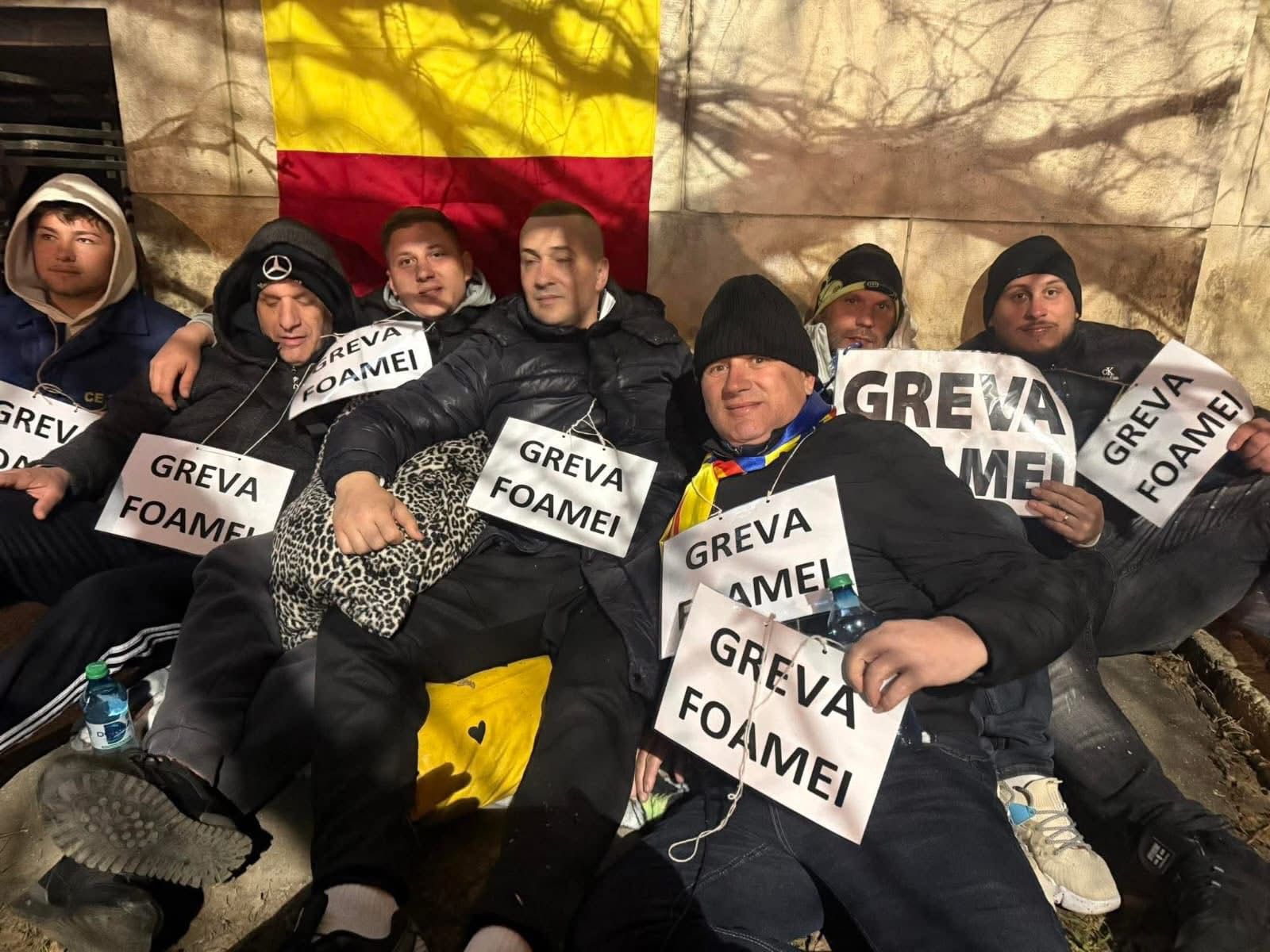 Gorjeni dorm pe jos în fața Ministerului Energiei