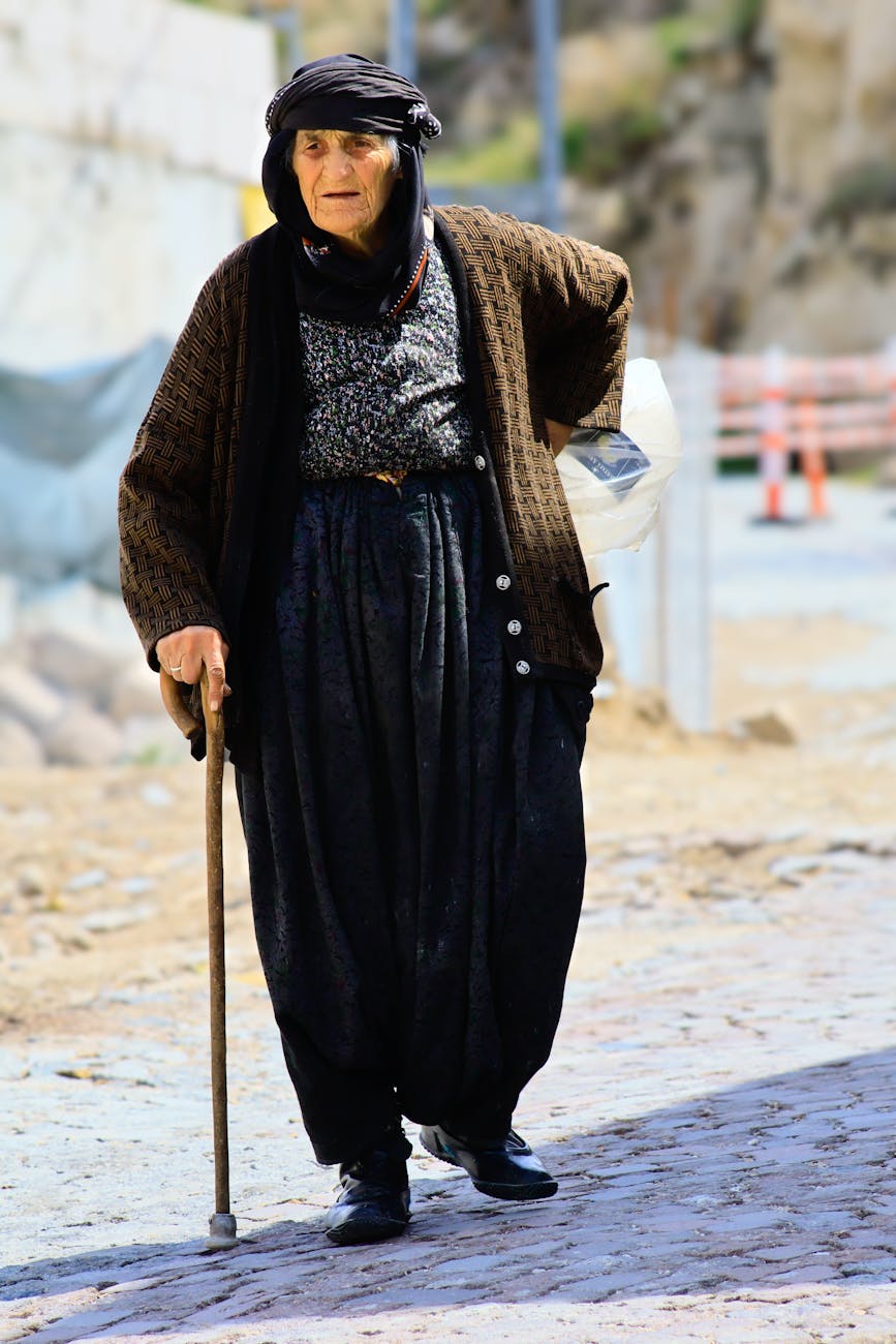 Scandal la Scoarța: două femei de 72 de ani, implicate într-un dosar penal pentru furt și&nbsp;amenințări