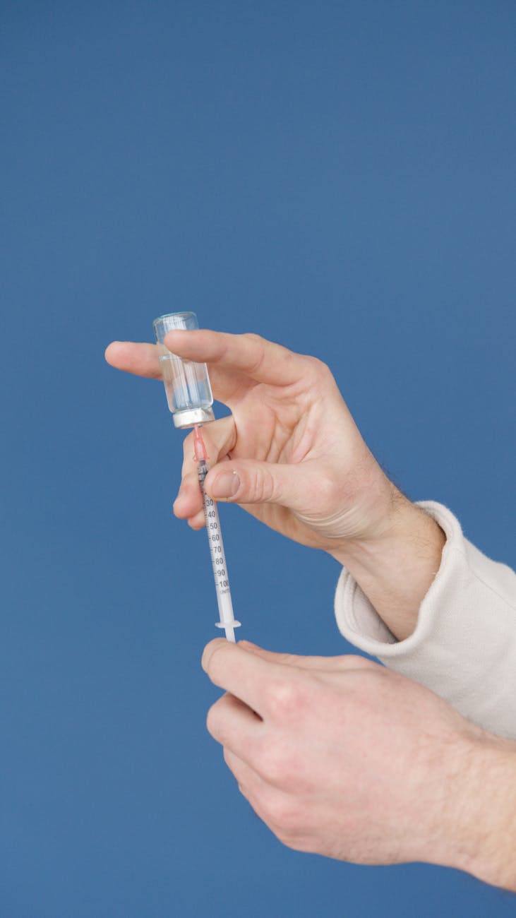România și Polonia, condamnate în primă instanță pentru vaccinurile anti-COVID. Factură de sute de milioane de euro