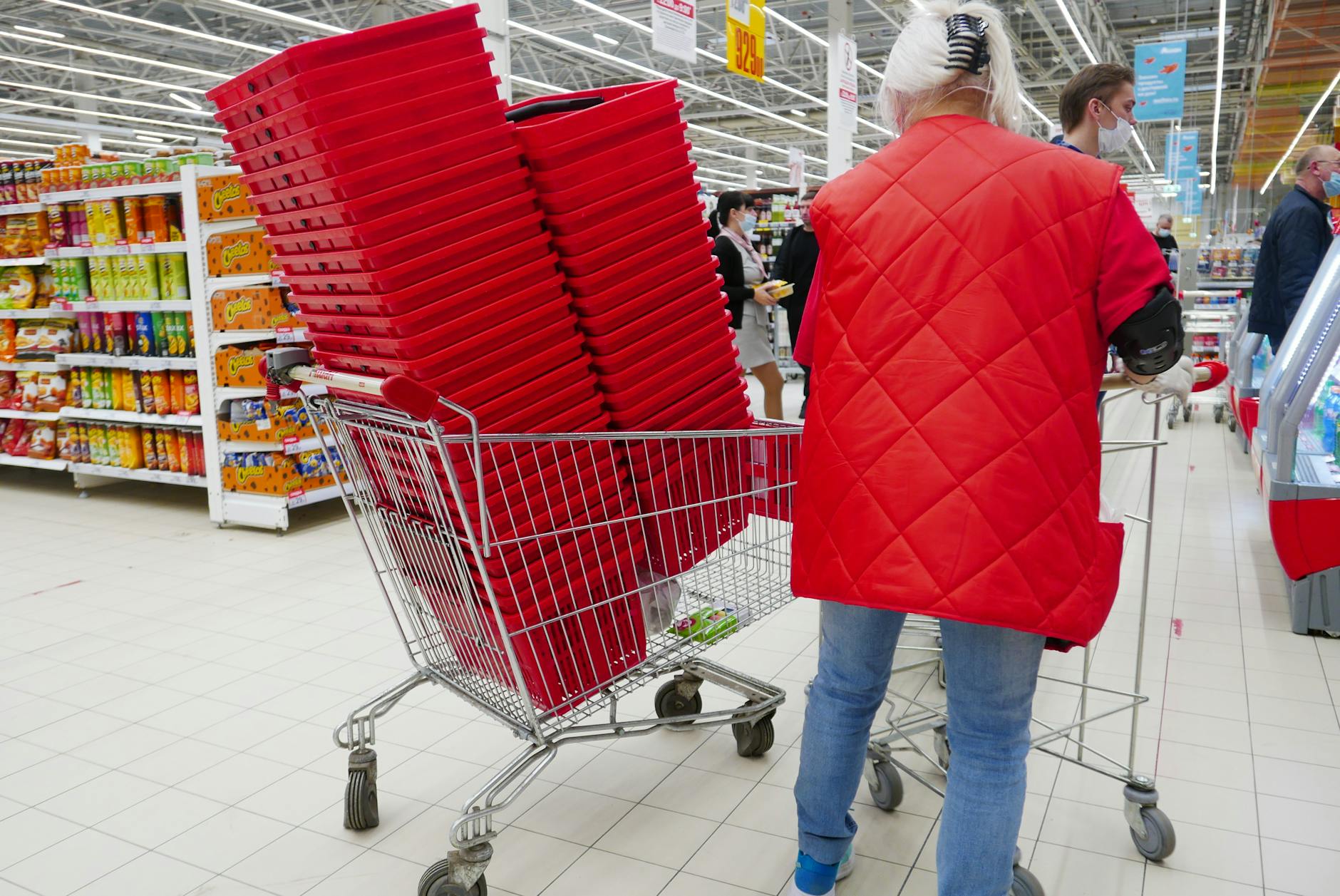 Programul supermarketurilor de Paște 2026: când sunt deschise și când se închid magazinele