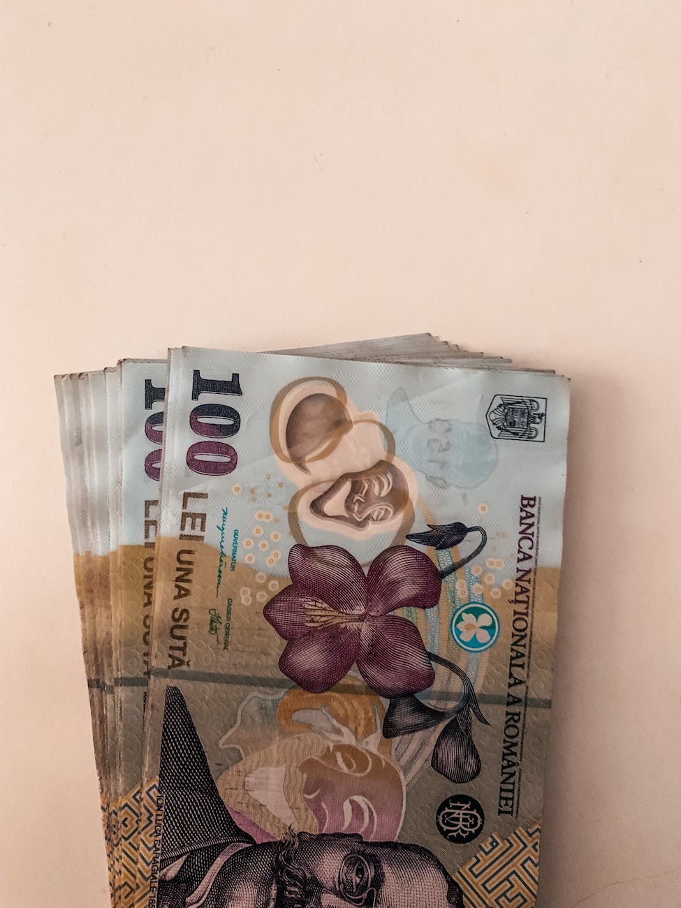 Primarii, puși în fața unei decizii dificile: reduceri de personal sau tăieri de&nbsp;salarii