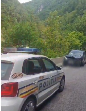 Accident în Defileul Jiului. Două persoane au fost rănite după ce o mașină a intrat sub o platformă cu&nbsp;lemne