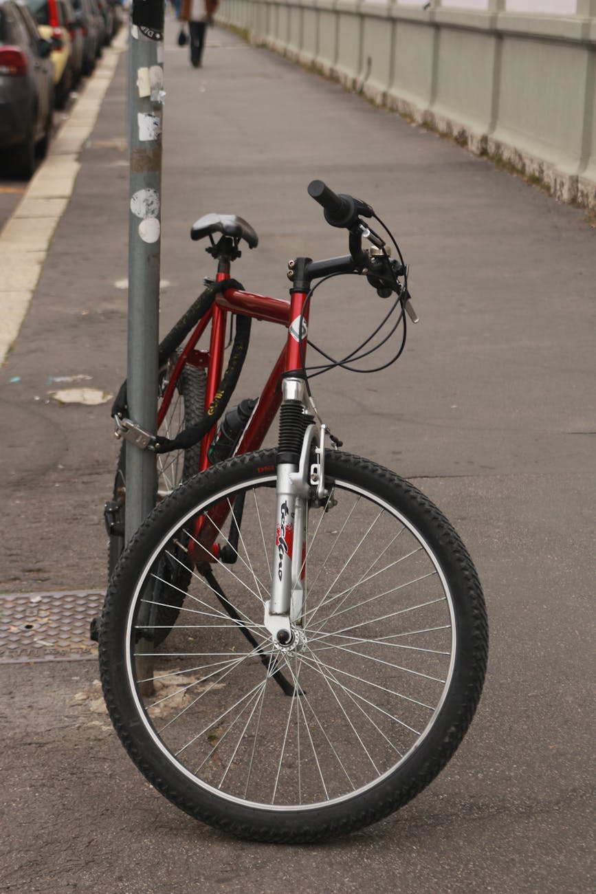 Bicicletă furată din scara unui bloc, recuperată de polițiștii din Rovinari. Un tânăr de 18 ani este cercetat