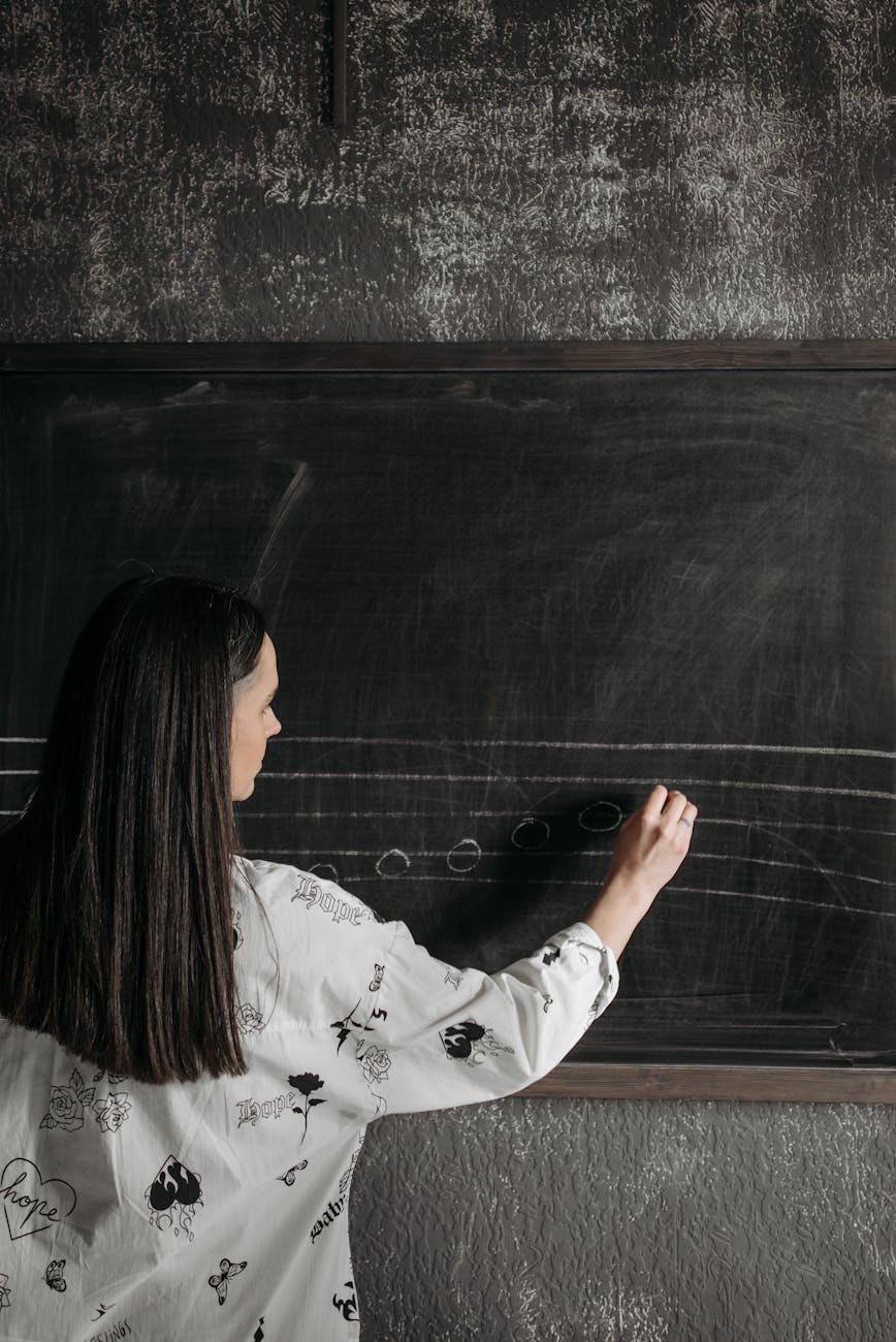 Guvernul Bolojan a aprobat prime de 1.500 de lei pentru profesori chiar înainte de moțiunea de cenzură