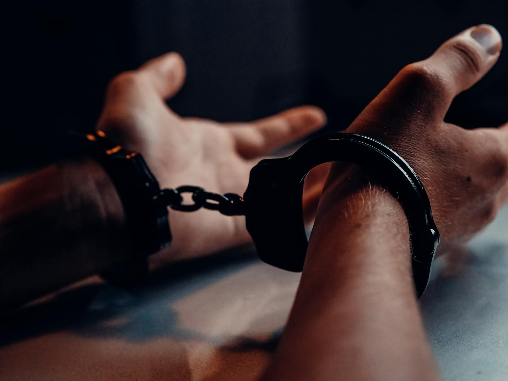 Bărbat din Bălești, reținut după ce și-ar fi agresat soția. Polițiștii au emis ordin de protecție