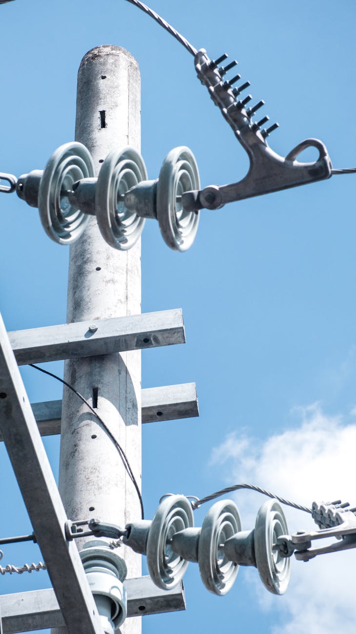 Întrerupere de curent într-o comună din Gorj. Opt ore fără energie electrică