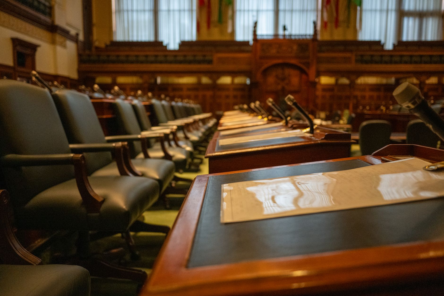 Guvernul Adrian Veștea a picat la vot în Parlament. Nu a obținut numărul necesar pentru învestire