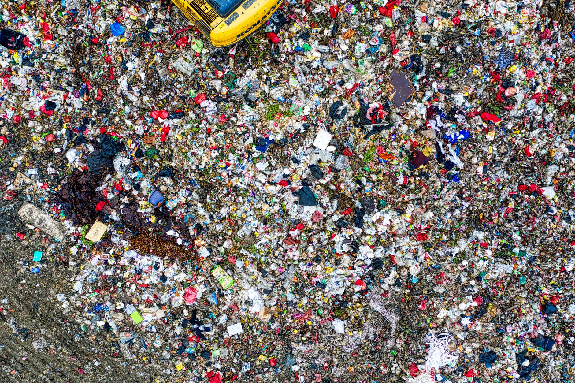 Firmă de reciclare, amendată cu 100.000 de lei după ce deșeurile au fost găsite pe terenuri din Bălești și Rovinari