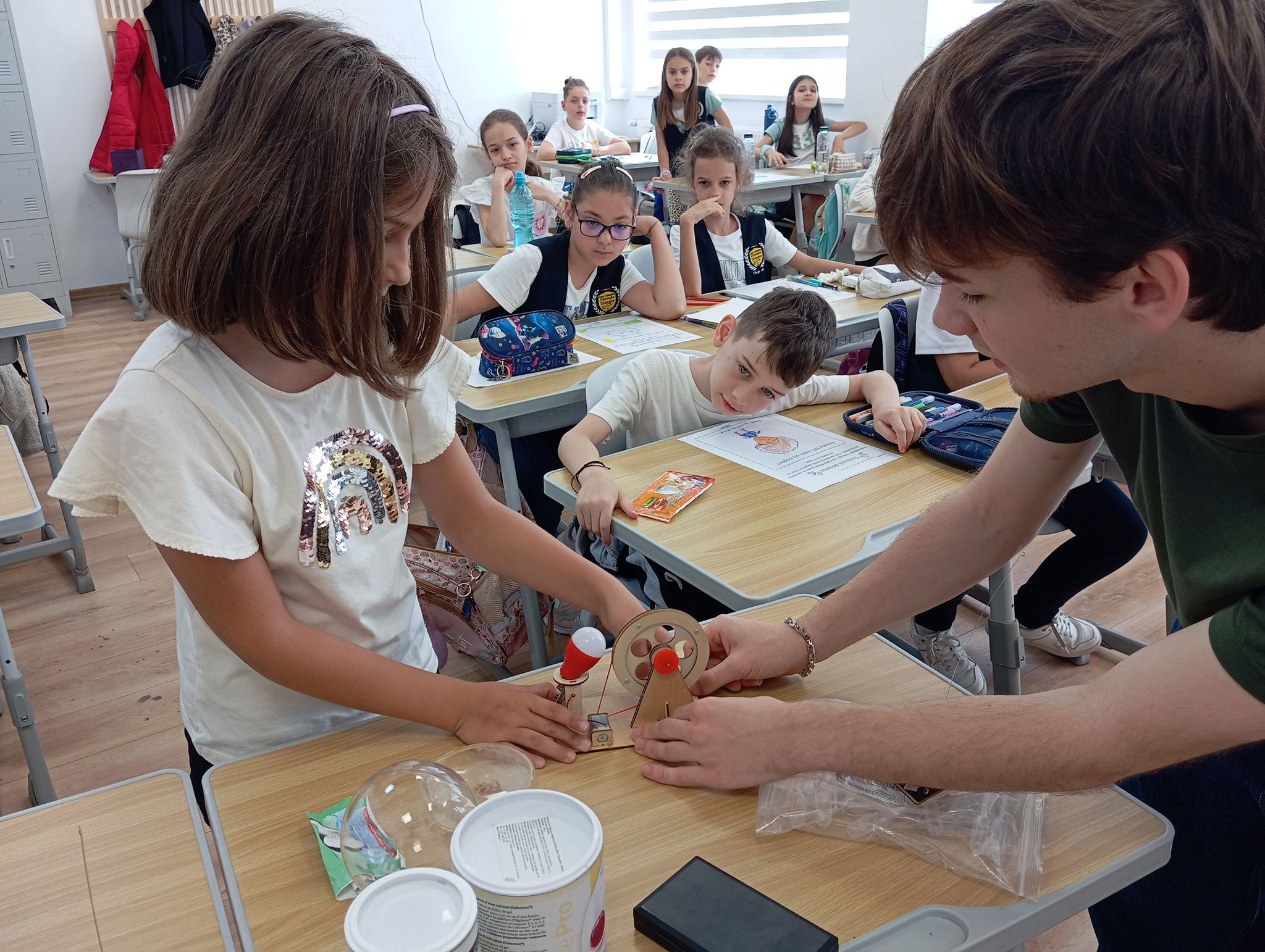 Un proiect educațional îi provoacă pe copiii din Târgu Jiu să descopere știința prin joc
