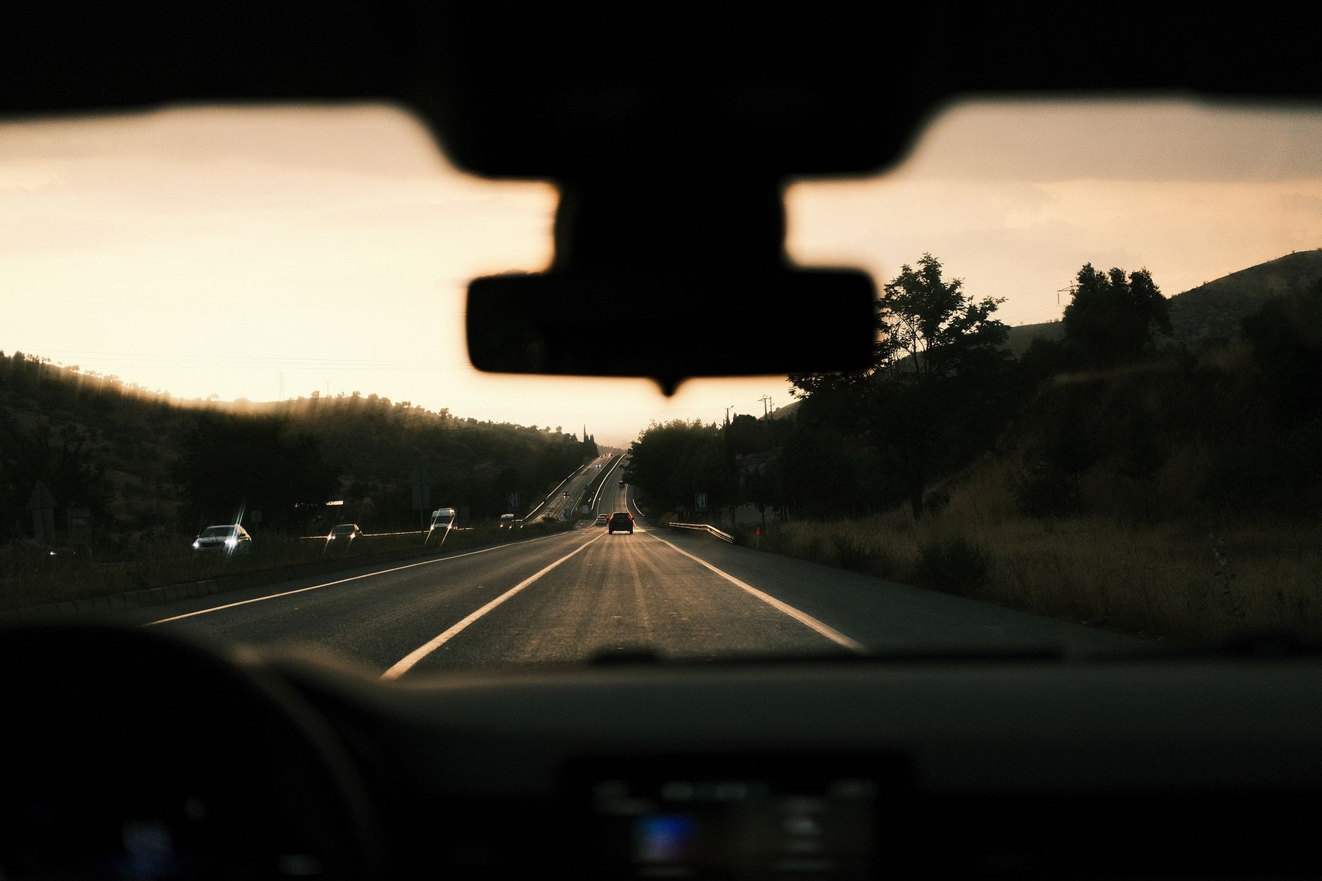 Șicanare în trafic la Schela, încheiată cu accident și bătaie. Un tânăr de 21 de ani a fost reținut