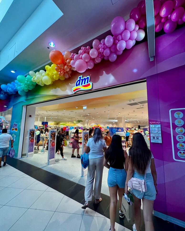 Aglomerație la redeschiderea DM din Shopping City Târgu Jiu. Reducerile continuă și vineri