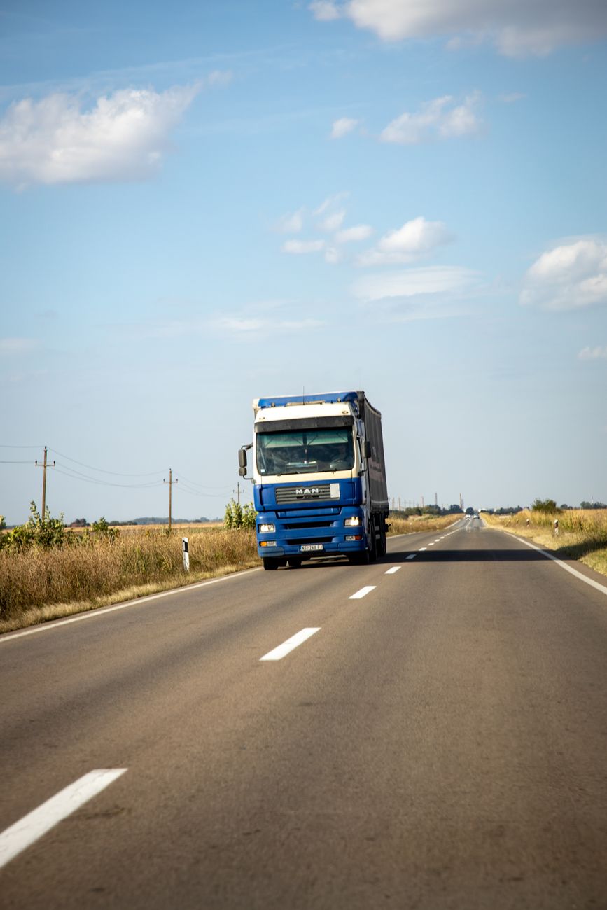 Camion răsturnat pe DN 67, la Pișteștii din Deal. Traficul este îngreunat